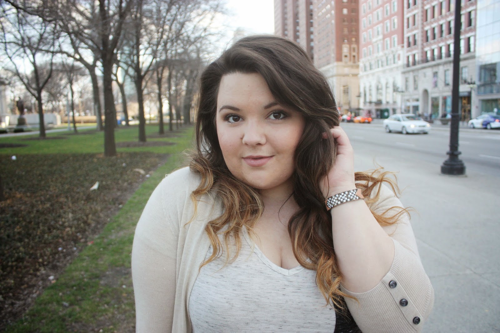 destroyed white denim, curvy girls, full figured, bbw, white pants, white jeans, spring style 2015, natalie craig, natalie in the city, chicago, plus size fashion blogger, louis vuitton, forever 21, BKE accessories