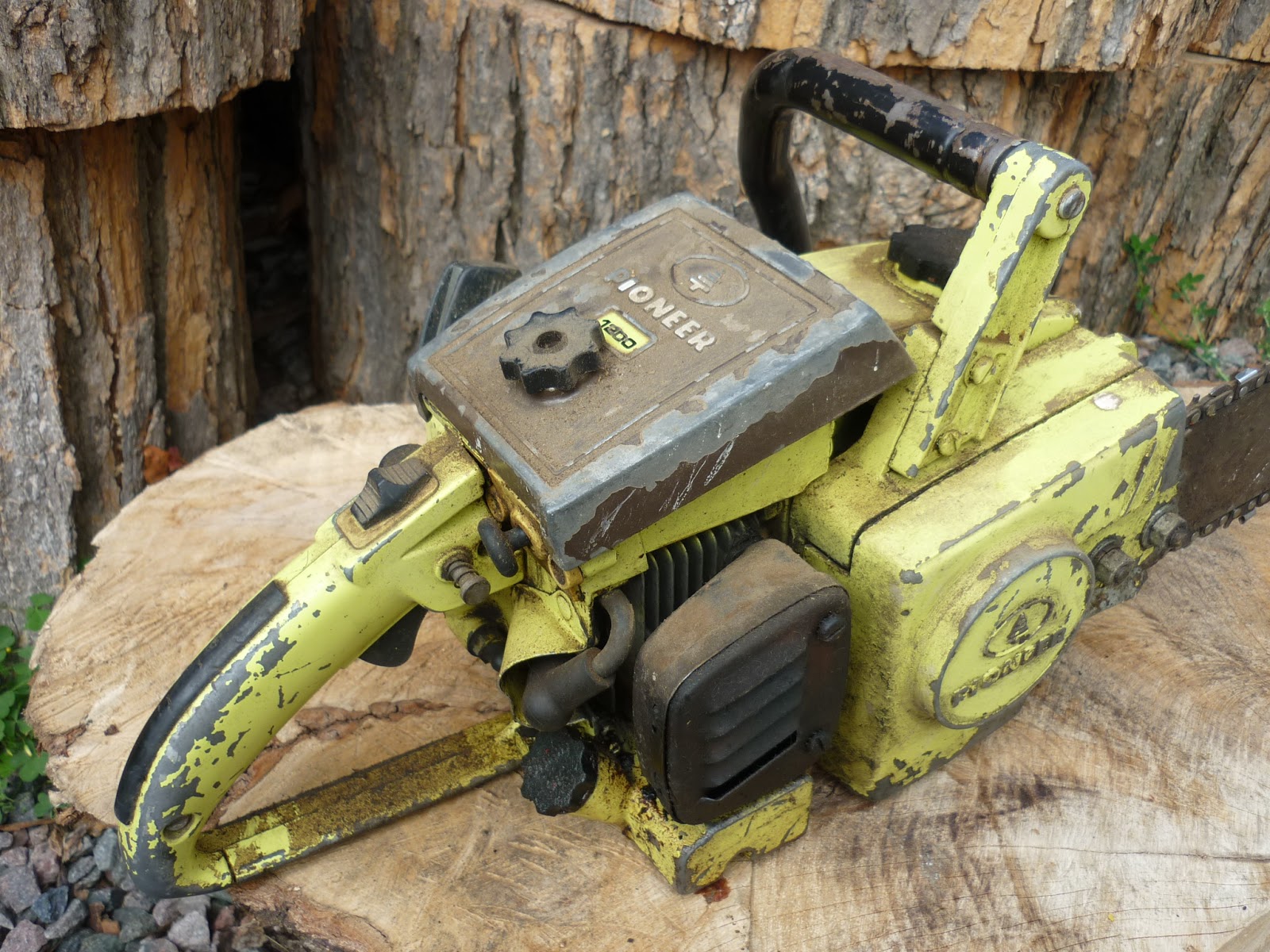 VINTAGE CHAINSAW COLLECTION: PIONEER 1200.