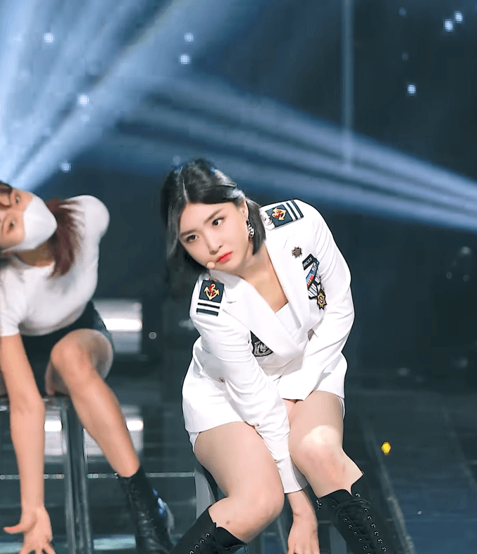 브레이브걸스 단발좌 유나 흰제복 - 꾸르