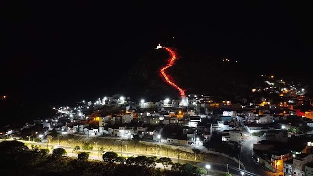 Jacobina: Cruzeiro é iluminado em vermelho, em alusão à morte e ressurreição de Jesus