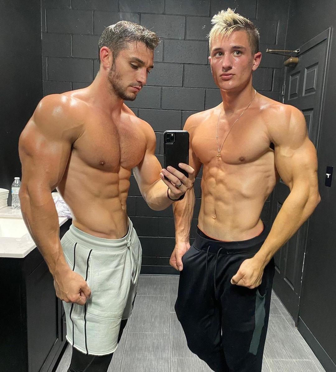 best-buddies-shirtless-swole-muscle-hunks-justin-howells-strong-male-body-selfie