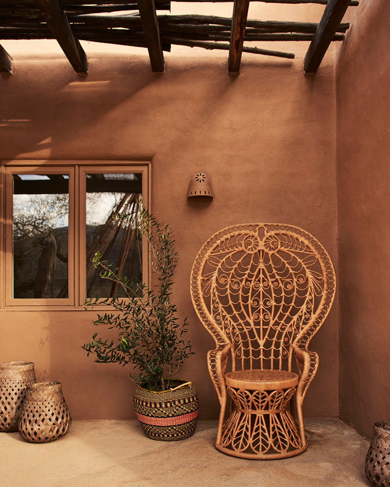    pod-zharkim-solncem-