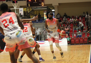 Jordan Williams conduce a los Sharks en el Basket de Puerto Plata