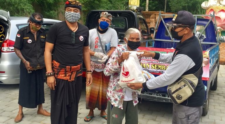 Aliansi Peduli Undisan Bergerak Berikan Donasi untuk Warga Desa Undisan
