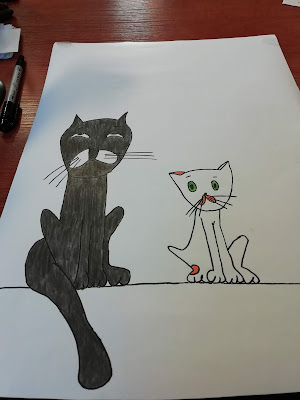Narysowane postacie czarnego kota Bonifacego oraz białego kota Filemona z rudą łatką na uchu