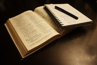 Vea lo que puede aprender de la Biblia    La Biblia es un libro:   Su relato de la creación explica los orígenes (Génesis 1 y 2)