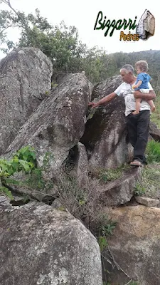 Bizzarri fazendo o que mais gosta com o seu neto, garimpando pedras para as construções com pedras. Na foto garimpando pedras para a execução de paisagismo com pedras, sendo pedras ornamentais para colocação em lagos ornamentais, cascata de pedra, etc. Gosto de garimpar esses pedras pois já vou imaginando elas sendo colocadas nos trabalhos de pedra que vou executando.