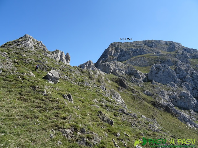 Subiendo a Peña Mea en la parte alta desde Pelúgano