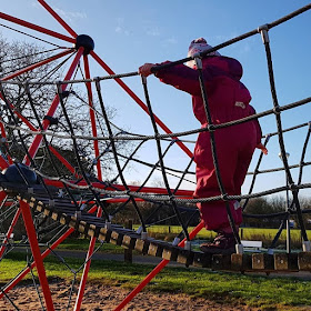 Ahoi, Schilksee! Ein Familien-Ausflug im Winter mit Strand, Hafen und Spielplatz. Auf diesem Spielplatz können die Kinder super klettern.