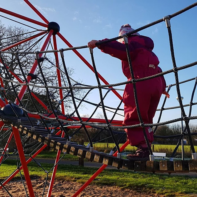 Ahoi, Schilksee! Ein Familien-Ausflug im Winter mit Strand, Hafen und Spielplatz. Auf diesem Spielplatz können die Kinder super klettern.