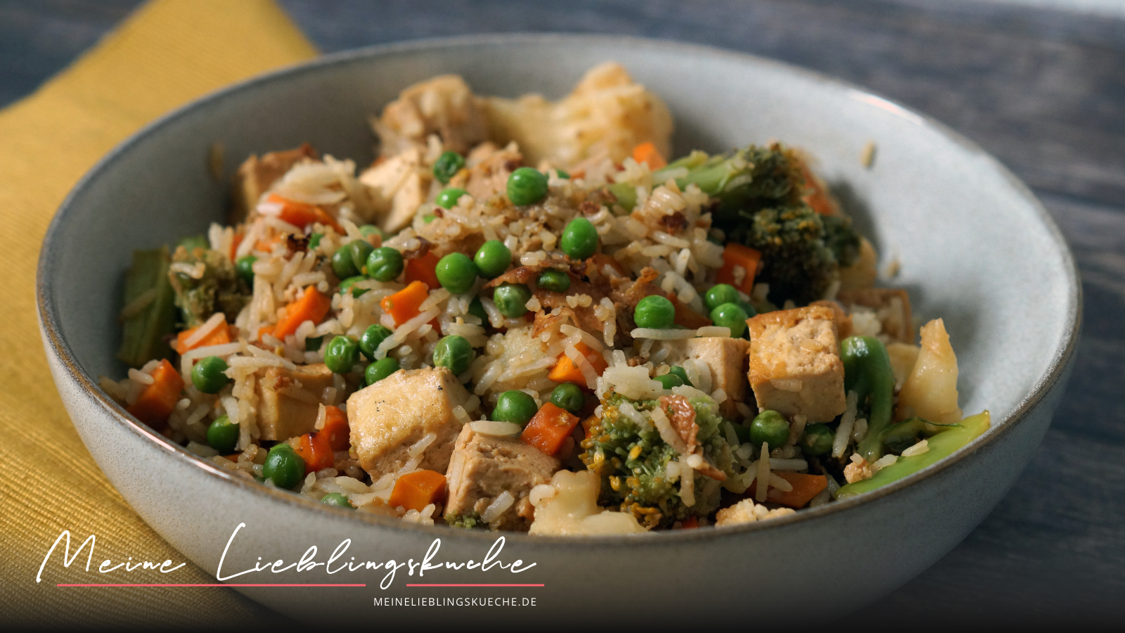 Gebratener Reis mit knusprigem Tofu und Gemüse