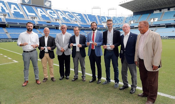 Ruiz Espejo, delegado de la Junta de Andalucía en Málaga, renueva su abono blanquiazul