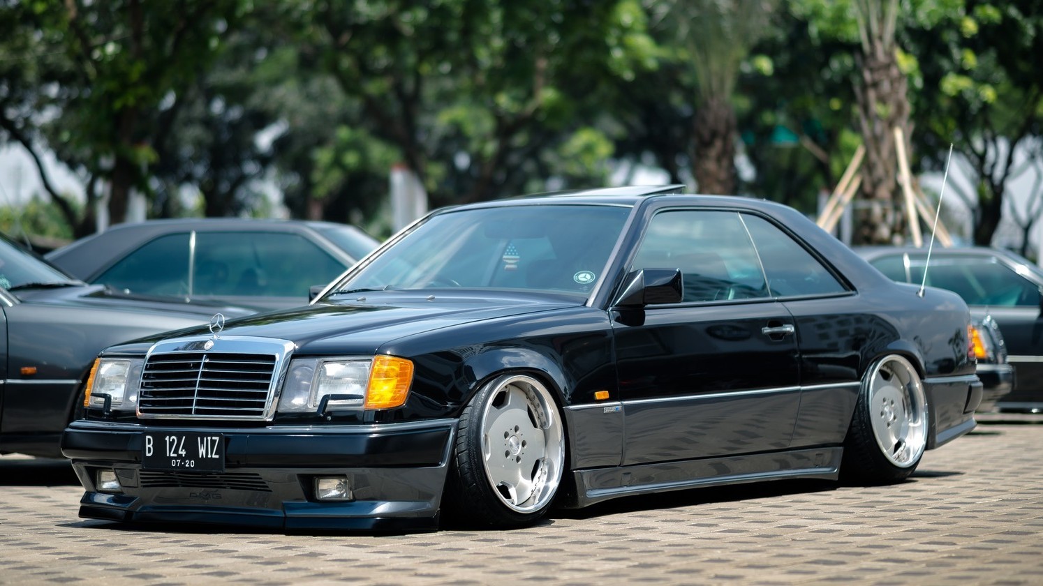 Mercedes Benz w124 stance