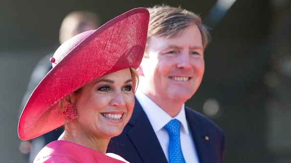 King Willem-Alexander and Queen Maxima of the Netherlands tour through the 'Hollaender-Saal' (Dutchmen Hall) of the Alte Pinakothek museum in Munich