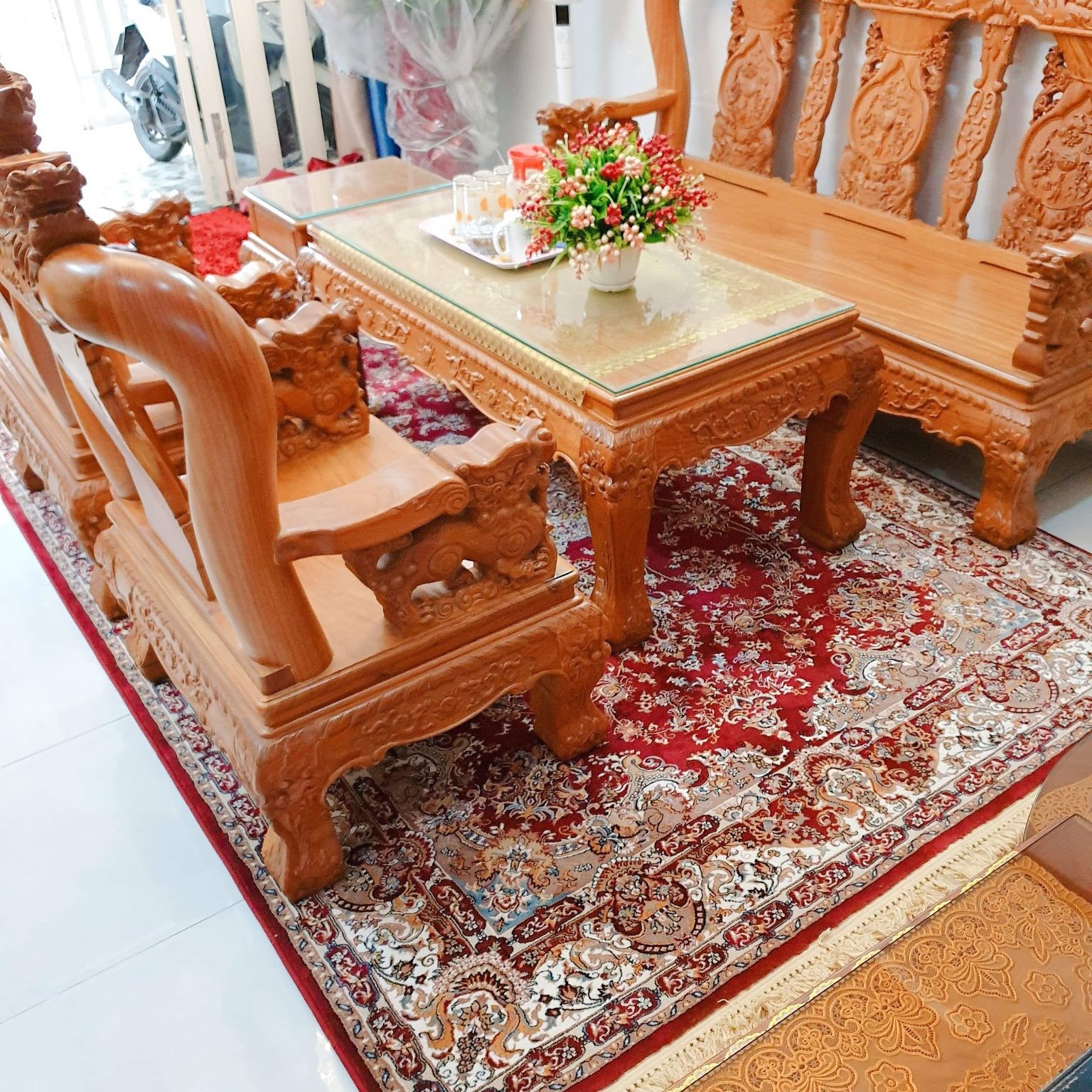 Thảm trải sàn Châu Âu - Thổ Nhĩ Kỳ - Thamdepsaigon - Thảm Đẹp Sài Gòn chính là những địa chỉ đáng tin cậy để bạn tìm kiếm một chiếc thảm trải sàn phòng khách đẹp và chất lượng nhất. Với chất liệu cao cấp và kiểu dáng đa dạng, bạn sẽ dễ dàng tìm thấy một chiếc thảm ưng ý cho không gian của mình.