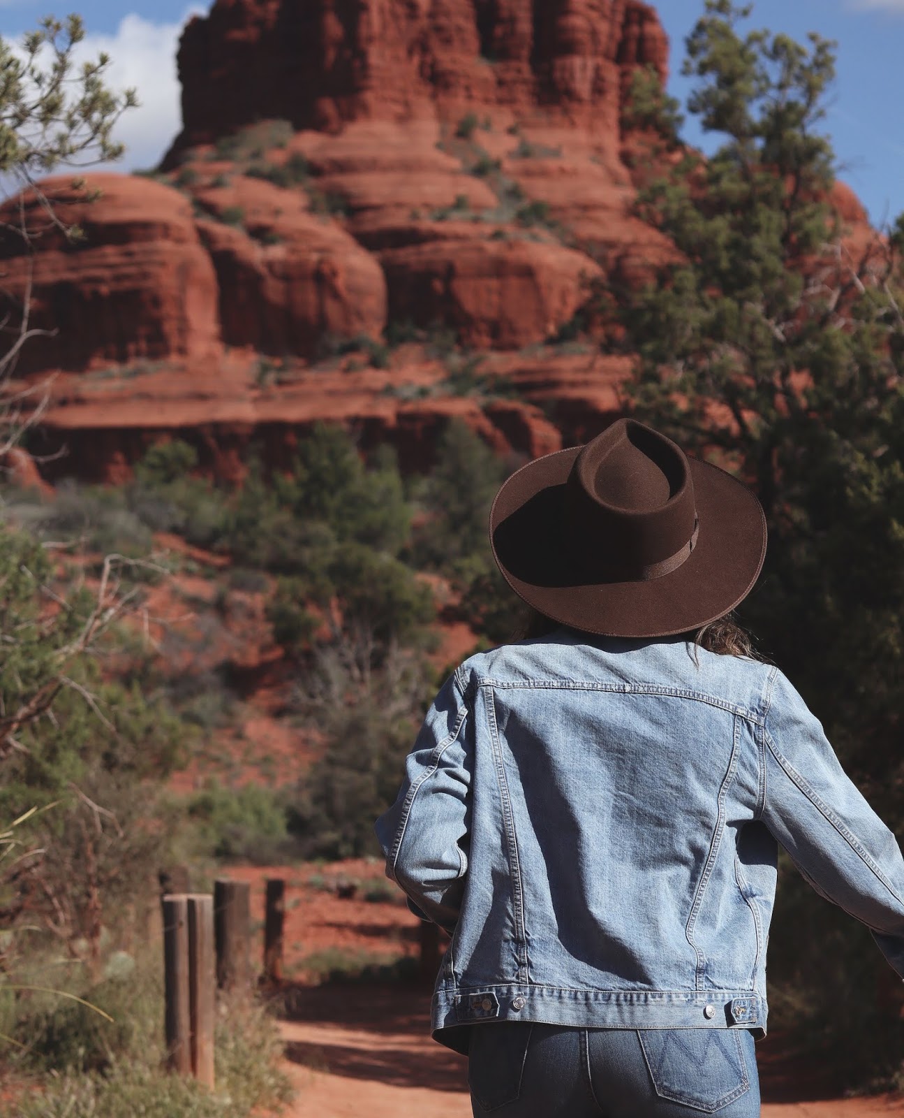 denim on denim outfit brunette the label jacket lack of color rancher hat mother jeans Sedona Arizona travel diary bell rock