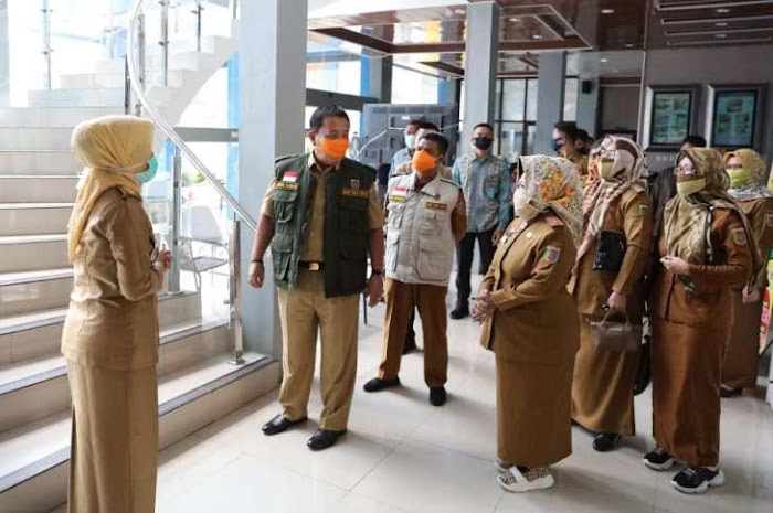 Gubernur Arinal Cek Langsung Alat Diagnonis Covid-19 PCR dari Kementerian BUMN