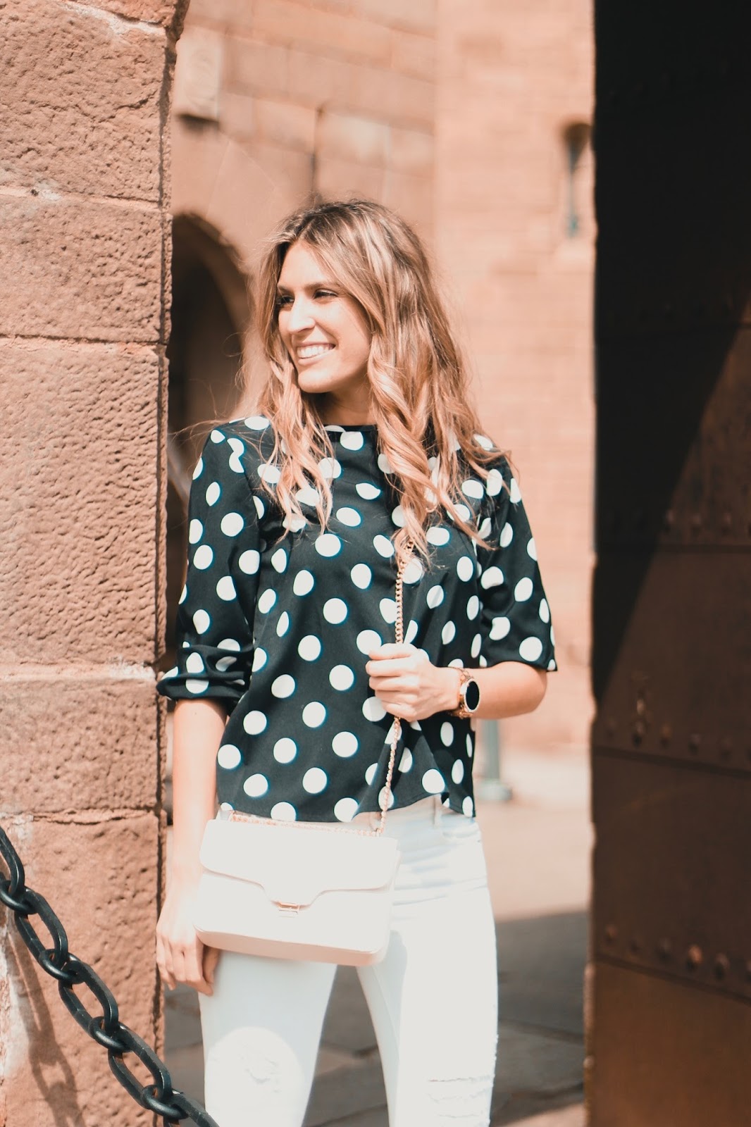 blusa con lunares blancos