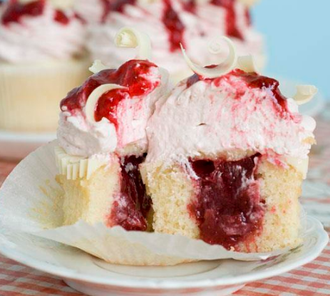 White Chocolate Strawberry Cupcakes #desserts #cupcakes #easy #chocolate #white
