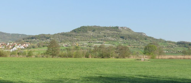 Walberla mit Kirschblüten, Fränkische Schweiz Walberla mit Kirschblüten, Fränkische Schweiz