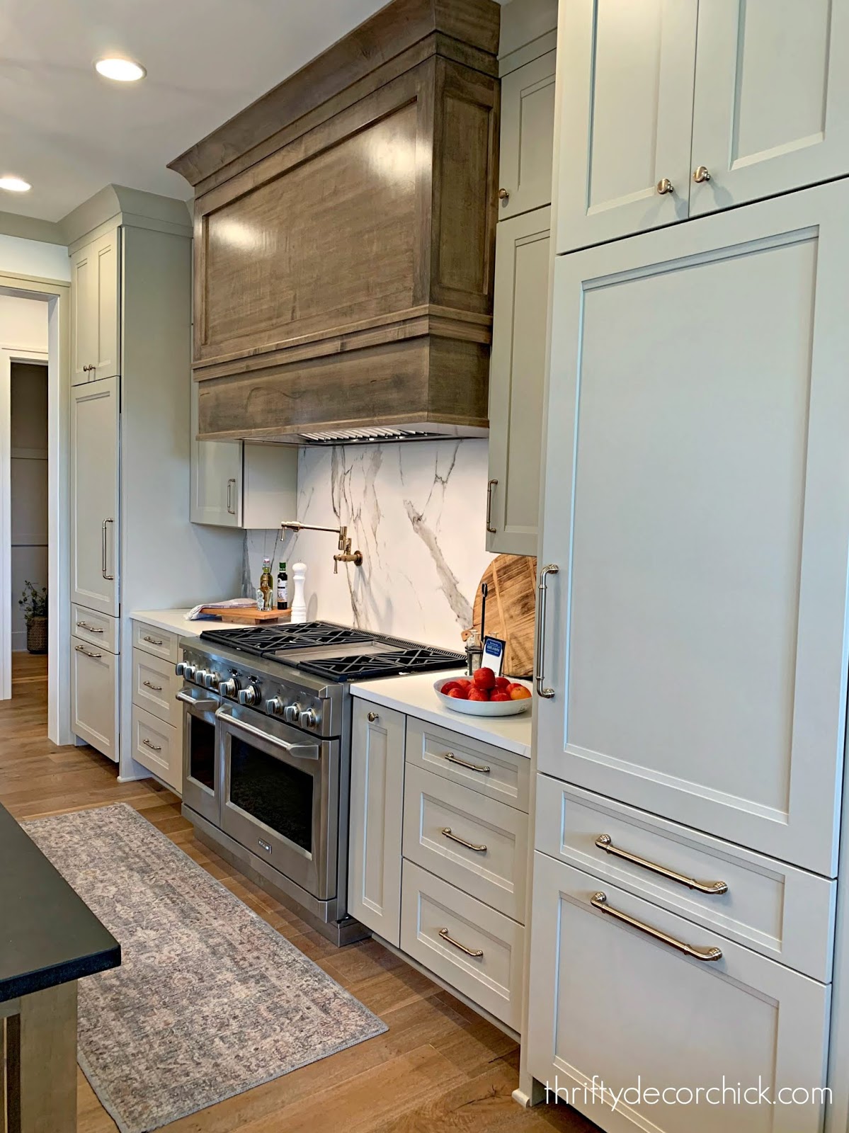 wood vent hood marble backsplash 