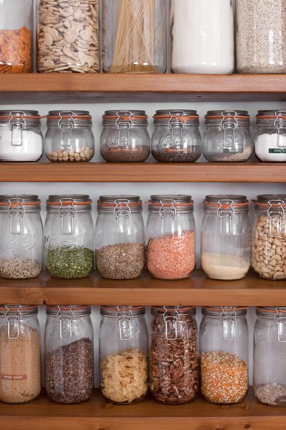 How To Organize Your Pantry Using Mason Jars / Home Decor & Weddings