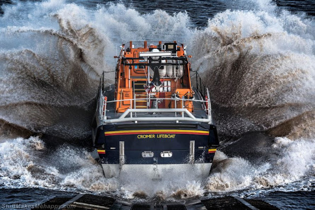 Breaking through the waves. (Photo by Stephen Duncombe / Sea View Photography Competition 2020)