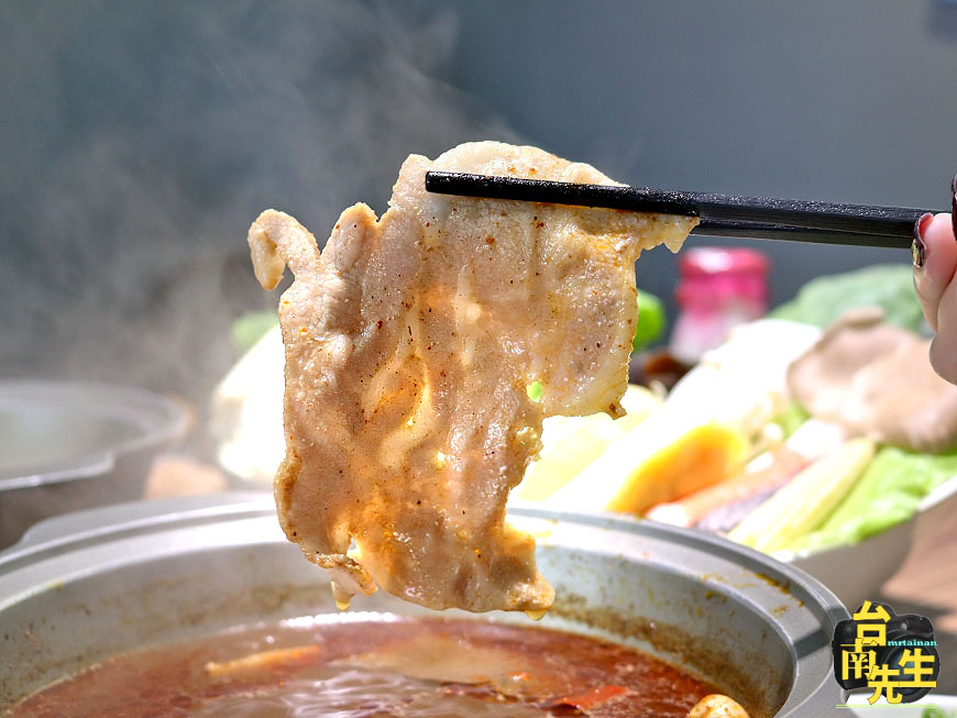 台南麻辣鍋／傳承正宗川味麻辣／手工炒製熬煮麻辣醬／天然食材熬湯無化學添加／原肉現切不用重組肉／超豐盛龍蝦海鮮拼盤－「就愛這鍋 麻辣鍋&和爺麻辣」