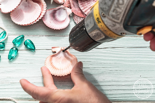 Sommerliches Windspiel aus Muscheln und Glassteinen selber machen DIY