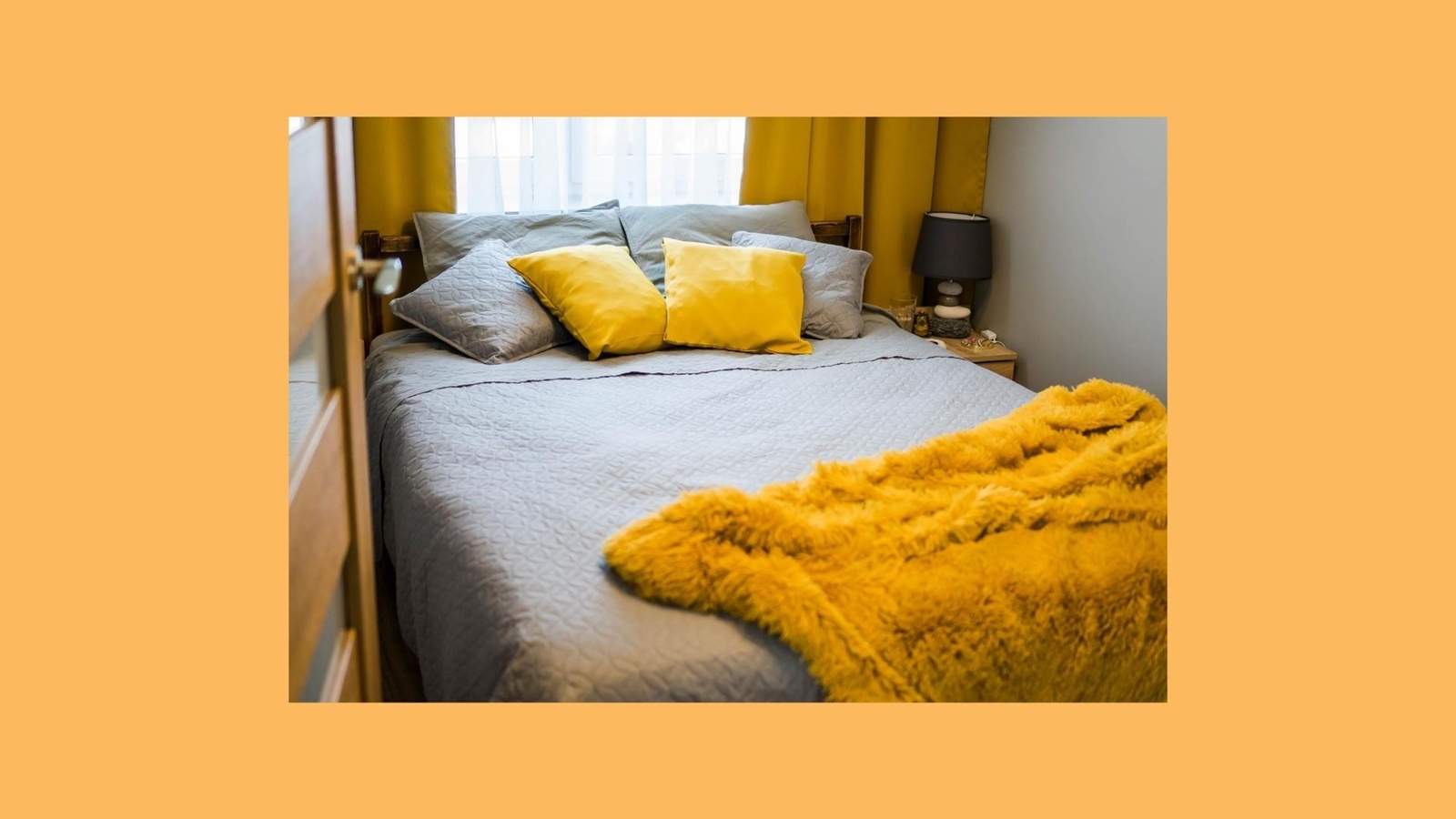 inspiracje pomysły jak urządzić sypialnię żółte zaciemniające grube zasłony żółte dodatki w mieszkaniu szara narzuta pościel na łóżko tanie szafki nocne pufa do sypialni tiulowe zasłony ikea boprix cena