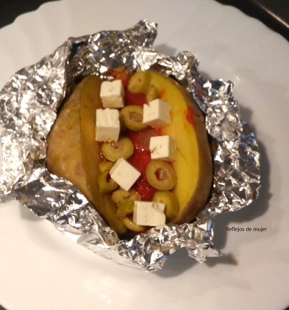 Patatas asadas con aceitunas y queso