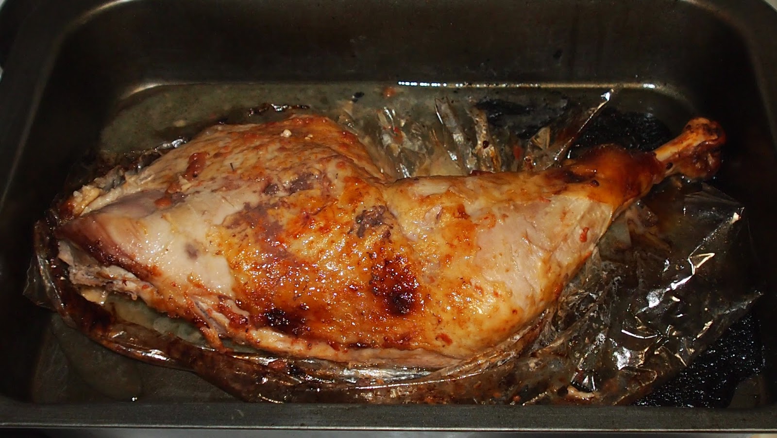 Филе бедра индейки. Филе бедра индейки с овощами в рукаве для запекания в духовке. Бедро индейки в духовке в рукаве. Голень индейки в духовке. Филе бедра индейки в духовке сочная и мягкая.