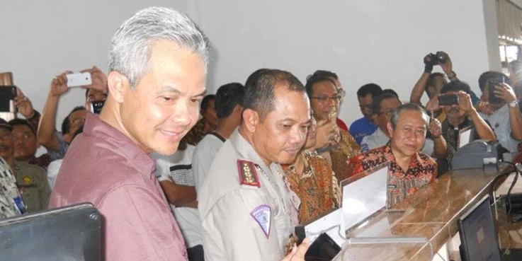 Gubernur Jawa Tengah Ganjar Pranowo usai melaunching Kantor Samsat Pelayanan Administrasi Terpadu Kecamatan (Paten) yang terletak di komplek Kecamatan Kutoarjo, Kabupaten Purworejo.
