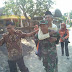 Sakit Strook Tak Bisa Jalan, Babinsa Gendong Warga Ini Ke Puskesmas