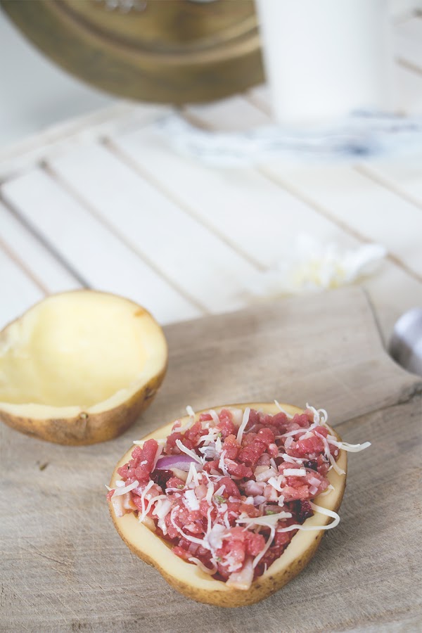 Patatas asadas, rellenas de carne