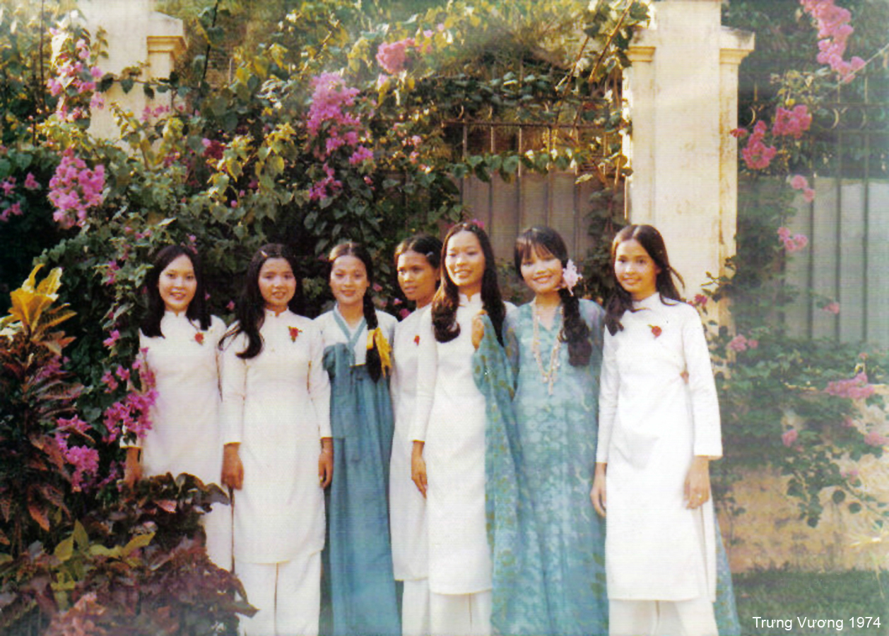 Ảnh xưa: Vẻ đẹp đài các của phụ nữ Việt trong tà áo dài
