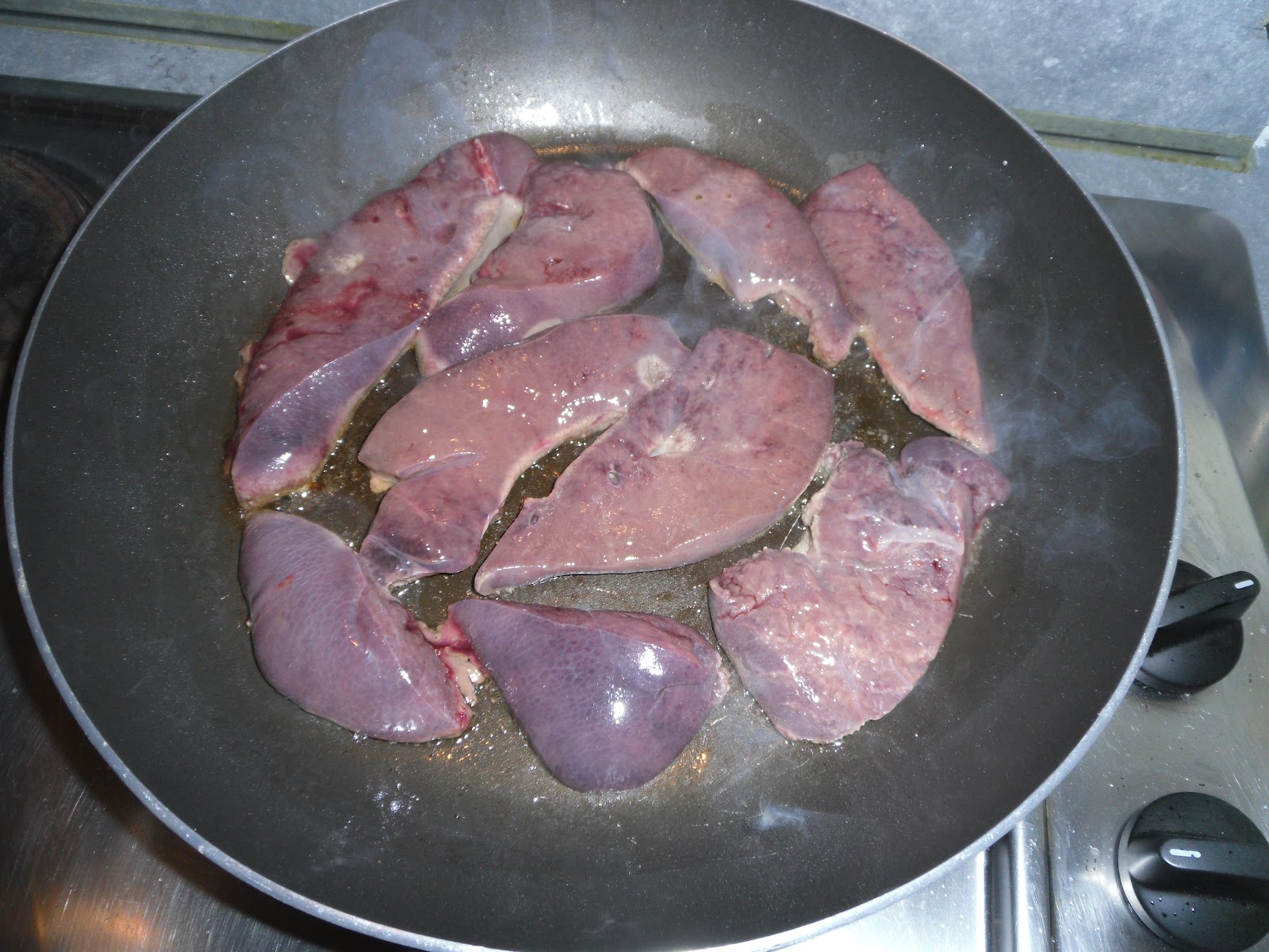 Печень свиная жареная на сковороде мягкая. Свиная печень на сковороде.