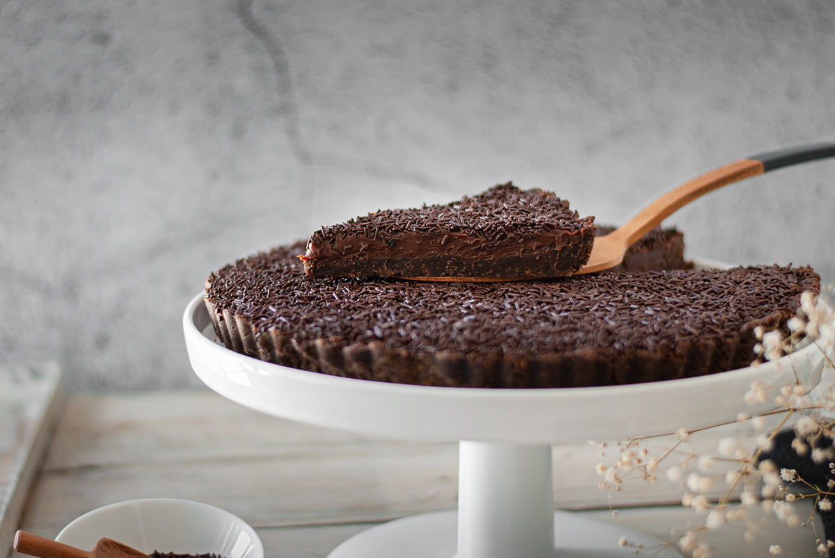 Tarte de brigadeiro de chocolate coberta de granulado de chocolate