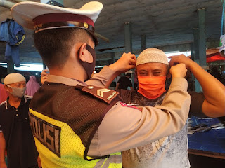 Gelas Operasi Yustisi Penggunaan Masker, Sat Lantas Polres Enrekang Ikut Serta Membagikan Masker 
