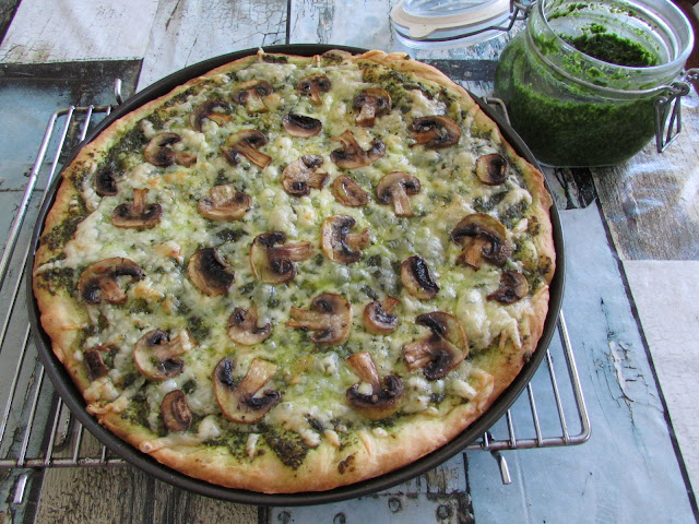 pizza z pesto, pieczarkami i serem