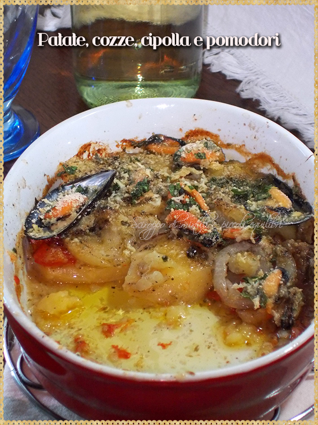 Patate, pomodori, cipolla e cozze al forno