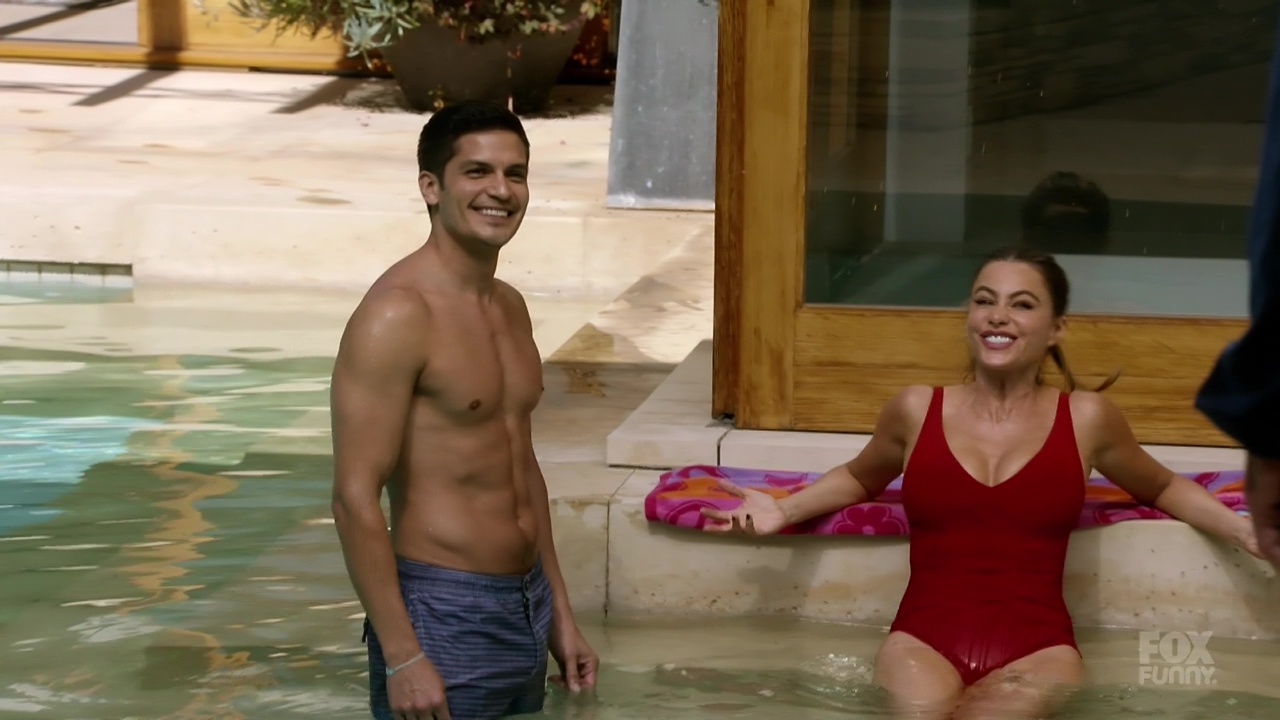 Nicholas Gonzalez shirtless in Modern Family 6-07 "Queer Eyes, Full He...