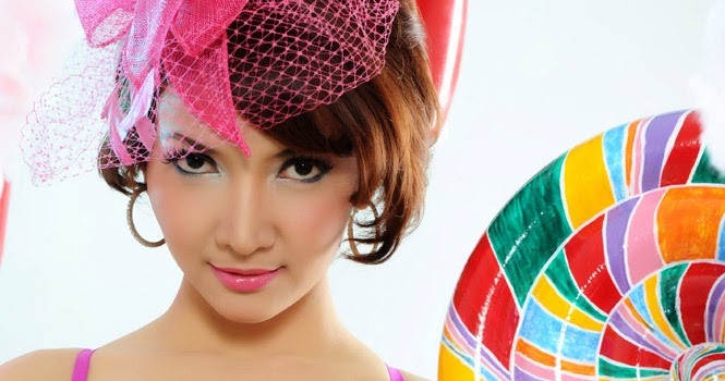 Model Artis Hot Sexy: Galeri Foto Seksi Roro Fitria in Pink Lingerie