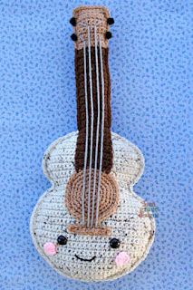 PATRON GRATIS GUITARRA AMIGURUMI 32473