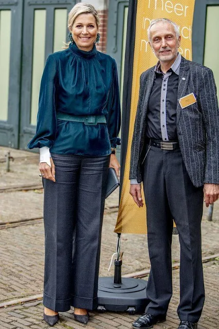 Queen Maxima's fashion wore a soft shiny top, neat trousers with wide legs, high heels and a pair of good earrings from Natan