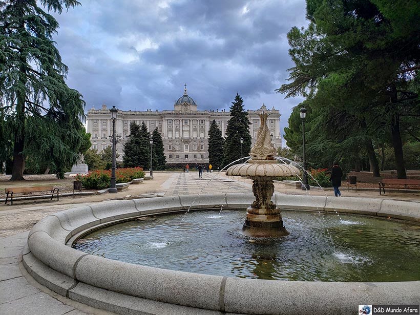 Fonte no Jardim Sabatini do Palácio Real - O que fazer em Madrid, Espanha