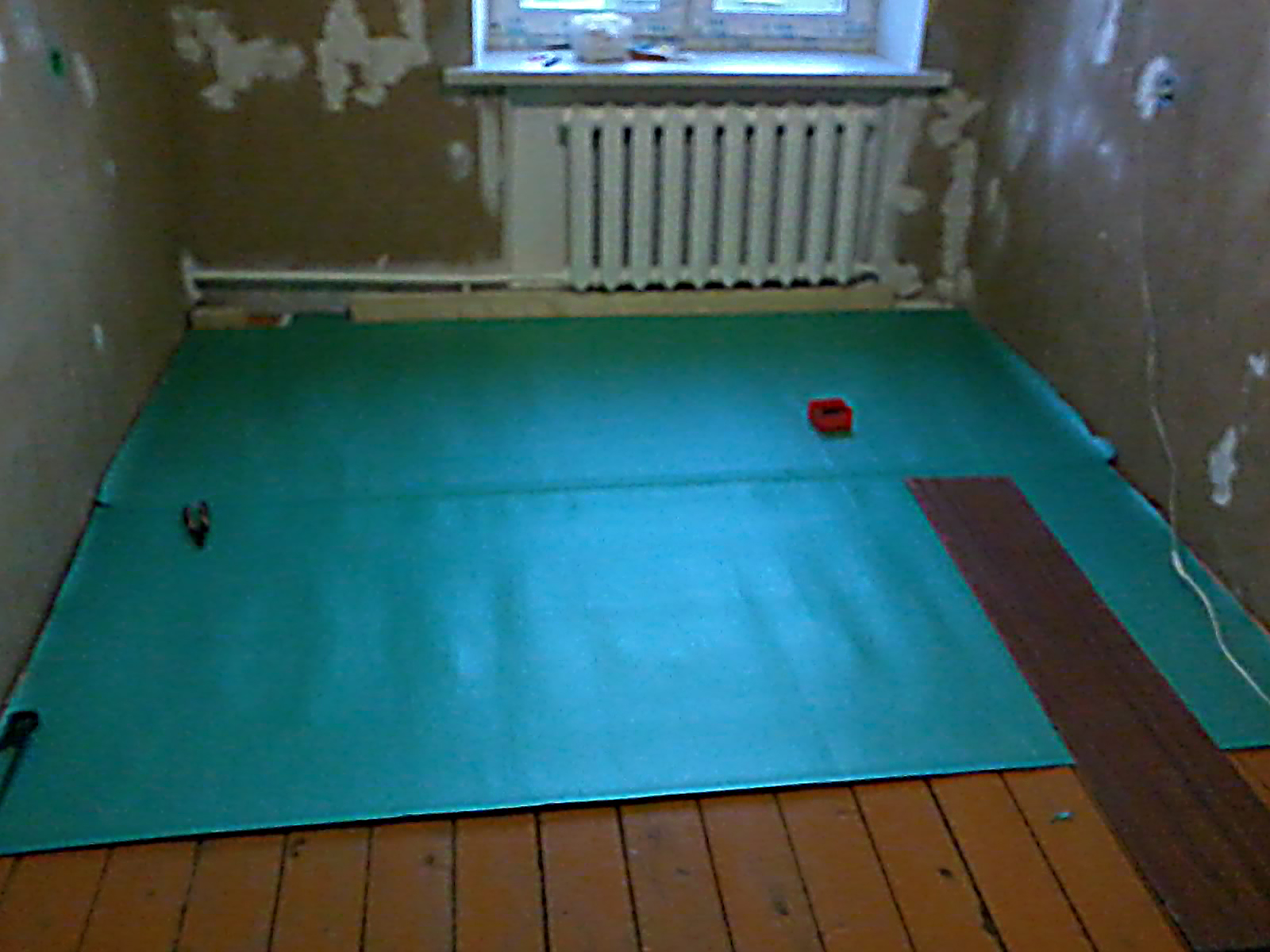 Укладка подложки. Какую подложку выбрать на деревянный пол. Steico natural wood underlayment хвойная подложка 3 мм. Подложка для ламината на деревянный пол. Ламинат с подложкой.