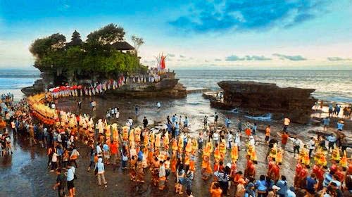  Bali Temple inwards The Sea Famous equally Sunset Spot Awesome Tanah Lot: Bali Temple inwards The Sea Famous equally Sunset Spot