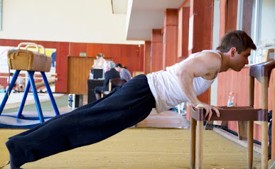 Cara melakukan push up kursi