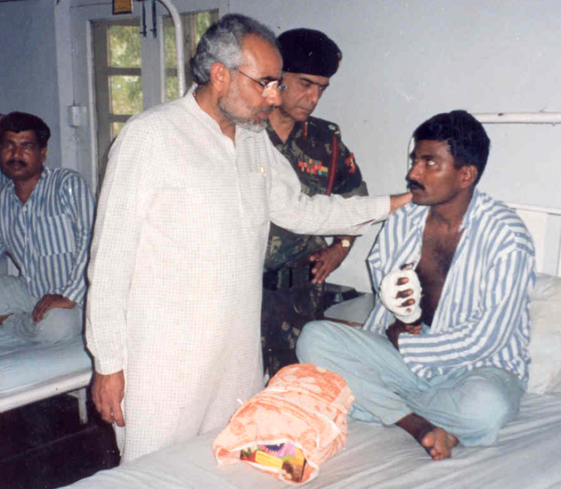 Narendra+Modi+with+Soldiers